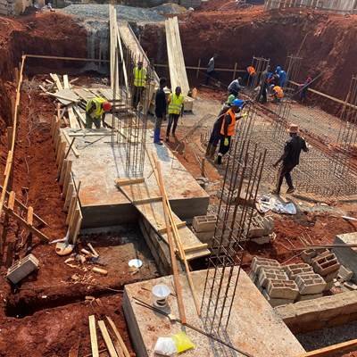 Phase de fondations et de ferraillage sur le projet Bangangté 2