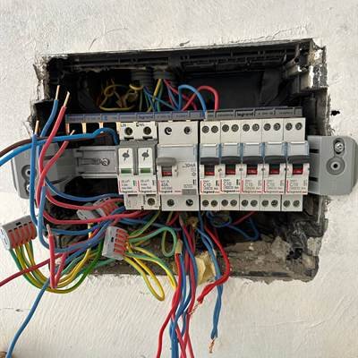 Coffret électrique en cours de câblage sur le projet Bangangté 2