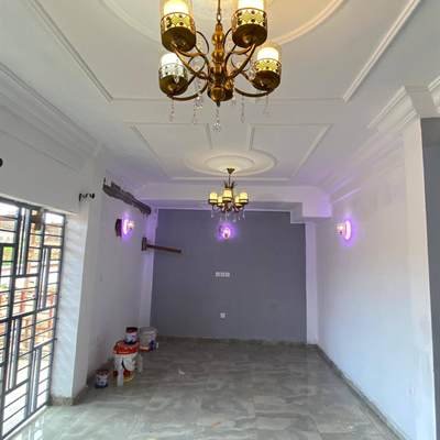 Partie commune achevée, plafond décoratif et éclairage, projet Bangangté 2