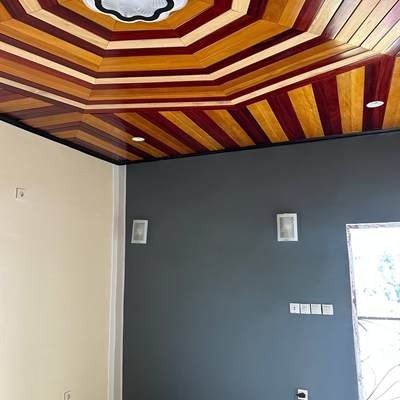Pièce équipée d’un plafond décoratif et de son éclairage, projet Kolanga