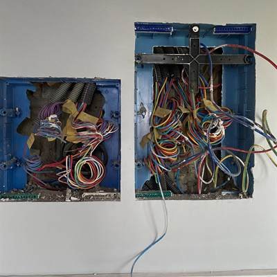 Boîtiers d’encastrement câblés et repérés avant fermeture, projet Mbalgon