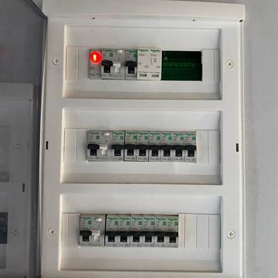 Tableau électrique équipé de ses protections modulaires, projet Mbalgon