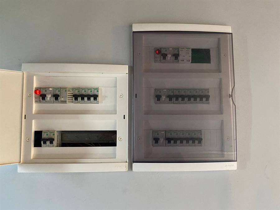 Deux tableaux électriques achevés côte à côte, disjoncteurs et protections différentielles alignés, réalisés par GORDAN POWER sur le projet Mbalgon