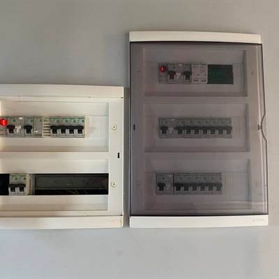 Deux tableaux électriques posés côte à côte, projet Mbalgon
