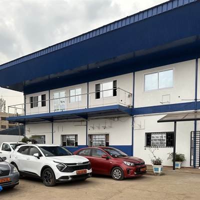 Bâtiment tertiaire du projet Omnisport, façade et parking, à Yaoundé