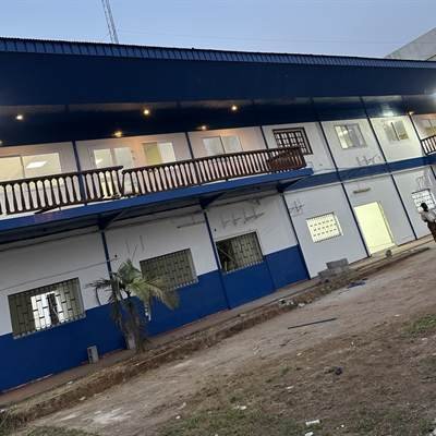 Façade latérale et abords du bâtiment du projet Omnisport