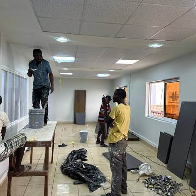 Espace de bureaux en cours d’équipement pendant les travaux du projet Omnisport