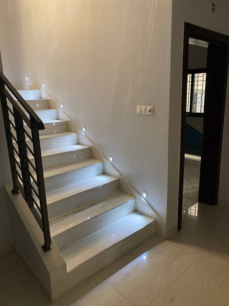 Escalier équipé d’un éclairage encastré, réalisé sur le projet Simbock