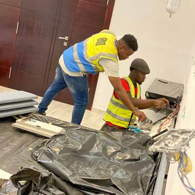 Deux techniciens GORDAN POWER en intervention sur le projet Simbock