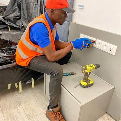 Technicien GORDAN POWER posant l’appareillage électrique, projet Simbock