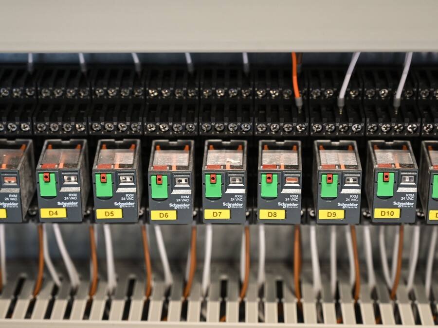 Relais et borniers alignés dans une armoire électrique