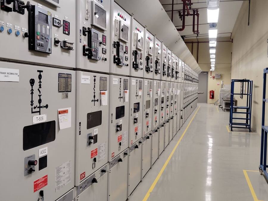 Alignement de cellules électriques dans un local technique industriel