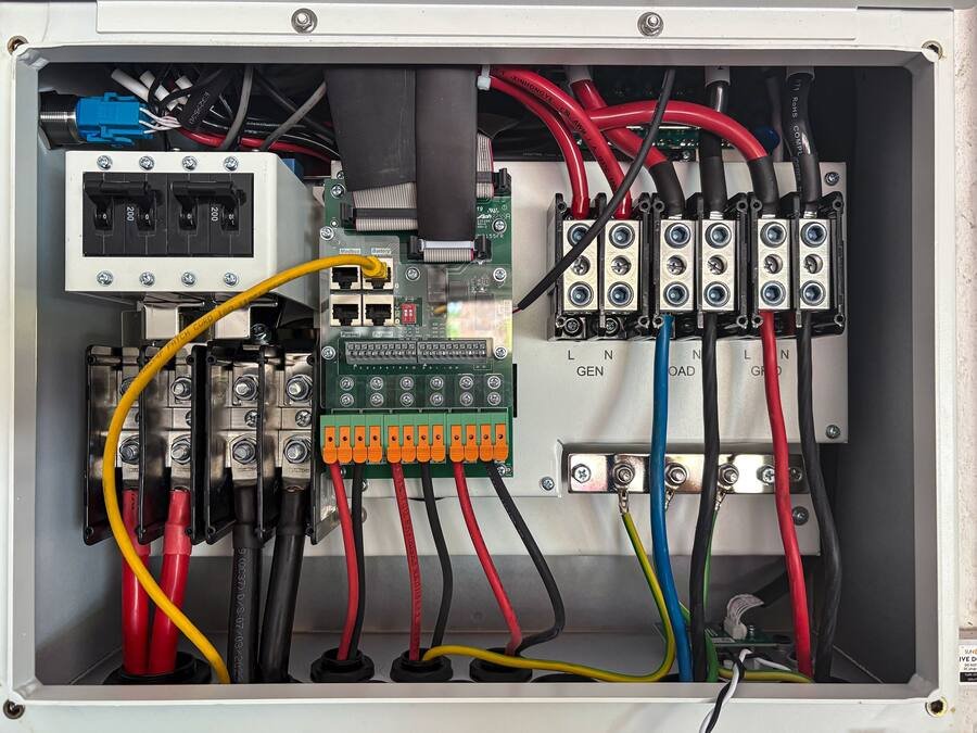 Intérieur d’un coffret de commande électrique et son câblage