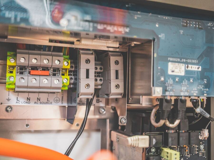 Intérieur d’un onduleur solaire montrant les borniers de raccordement