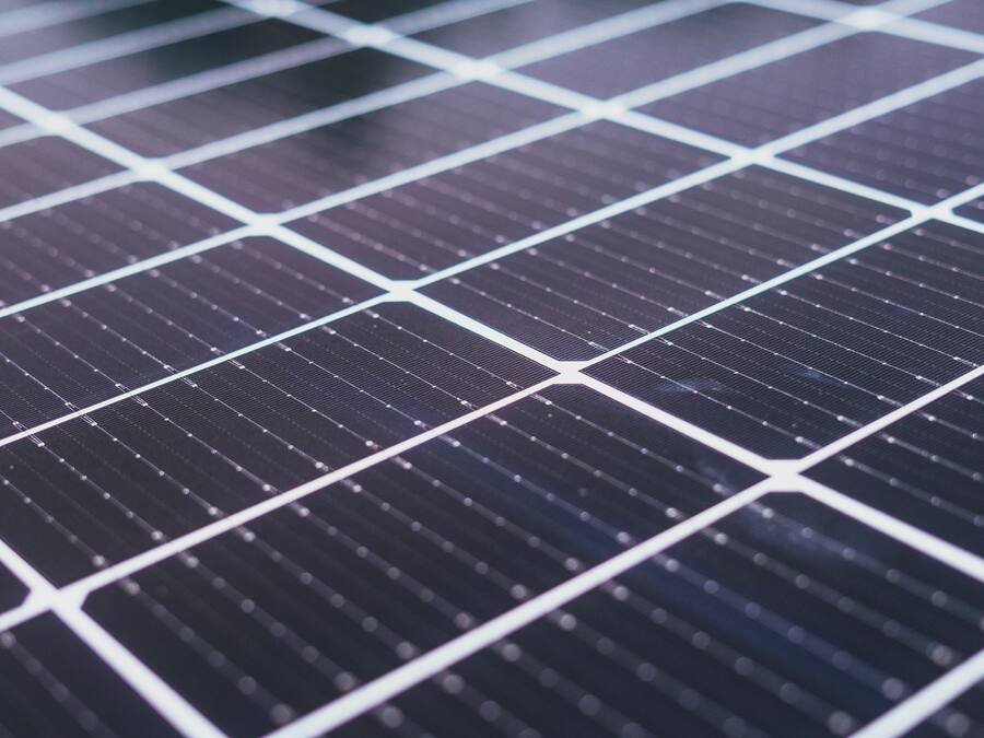Vue rapprochée des cellules d’un panneau photovoltaïque