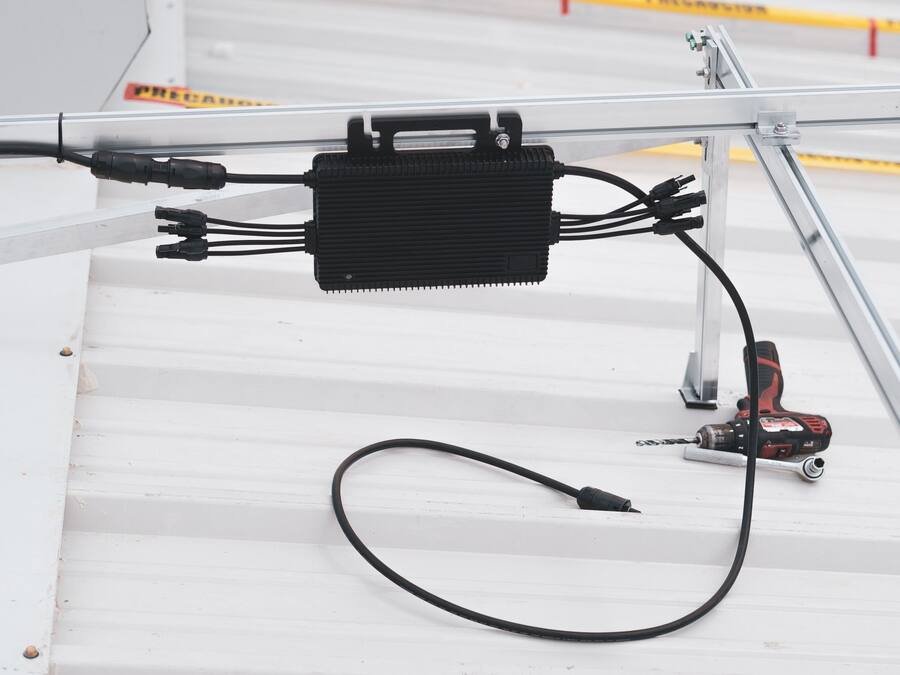 Régulateur de charge solaire fixé sur une structure métallique